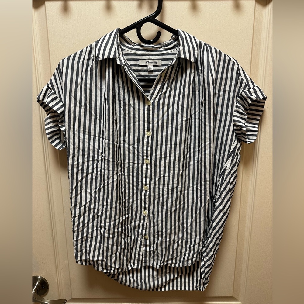 Button down high/low blouse.